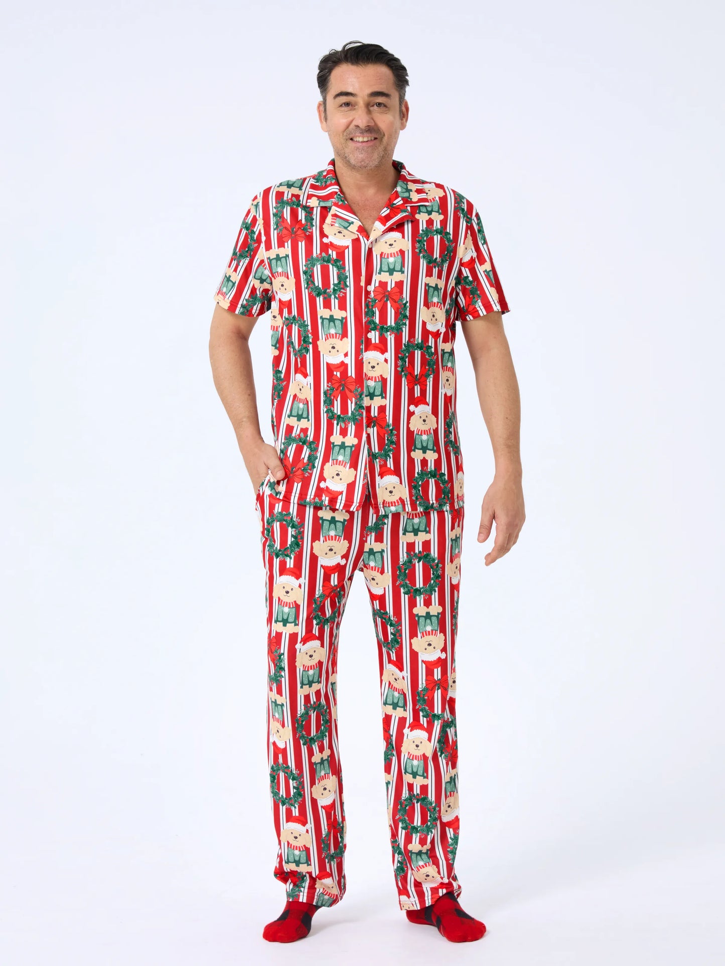 Conjunto de Pijamas Coordenados para a Família no Natal com Estampa de Cãozinho Vermelhos