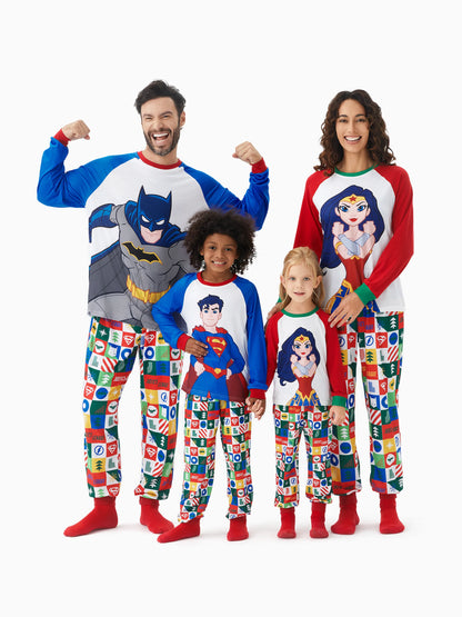 Conjuntos de Pijamas de Natal em Família, Igualzinhos, da Justice League com Batman/Superman Mulher Maravilha, acompanhados de Meias de Natal.