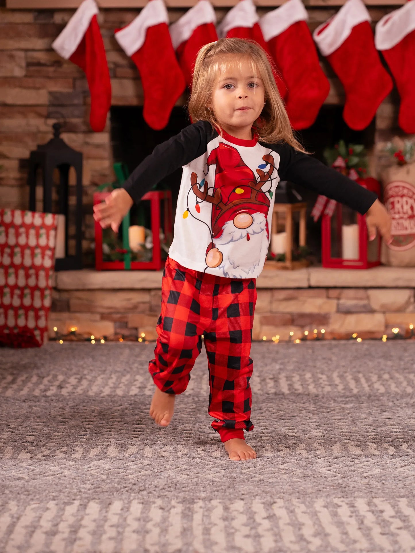 Conjuntos de Pijamas de Natal para Família com Impressão do Pai Natal e Mangas Raglan, incluindo Meias de Natal (Certificação de Segurança SGS) Vermelho