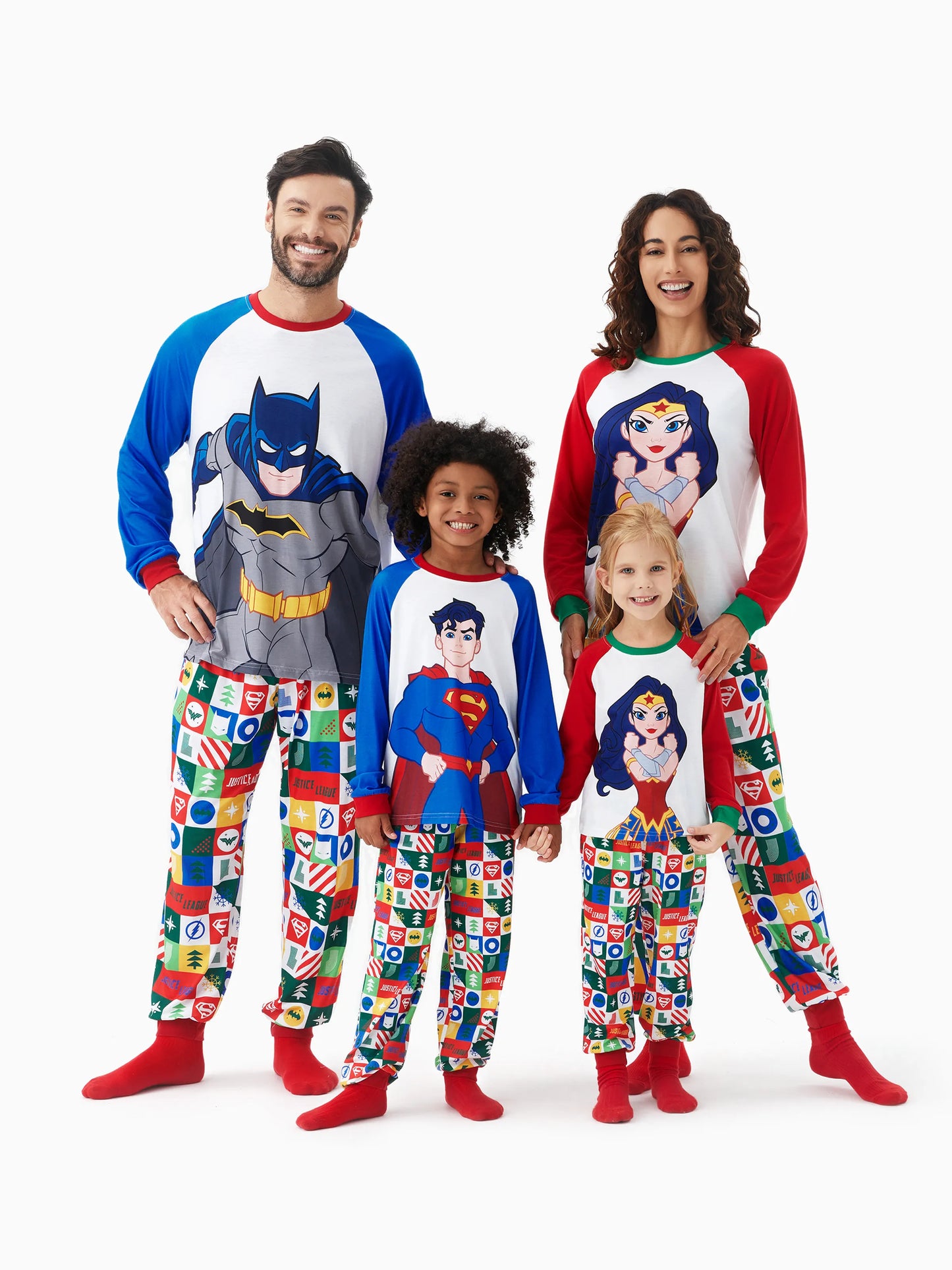 Conjuntos de Pijamas de Natal em Família, Igualzinhos, da Justice League com Batman/Superman Mulher Maravilha, acompanhados de Meias de Natal.