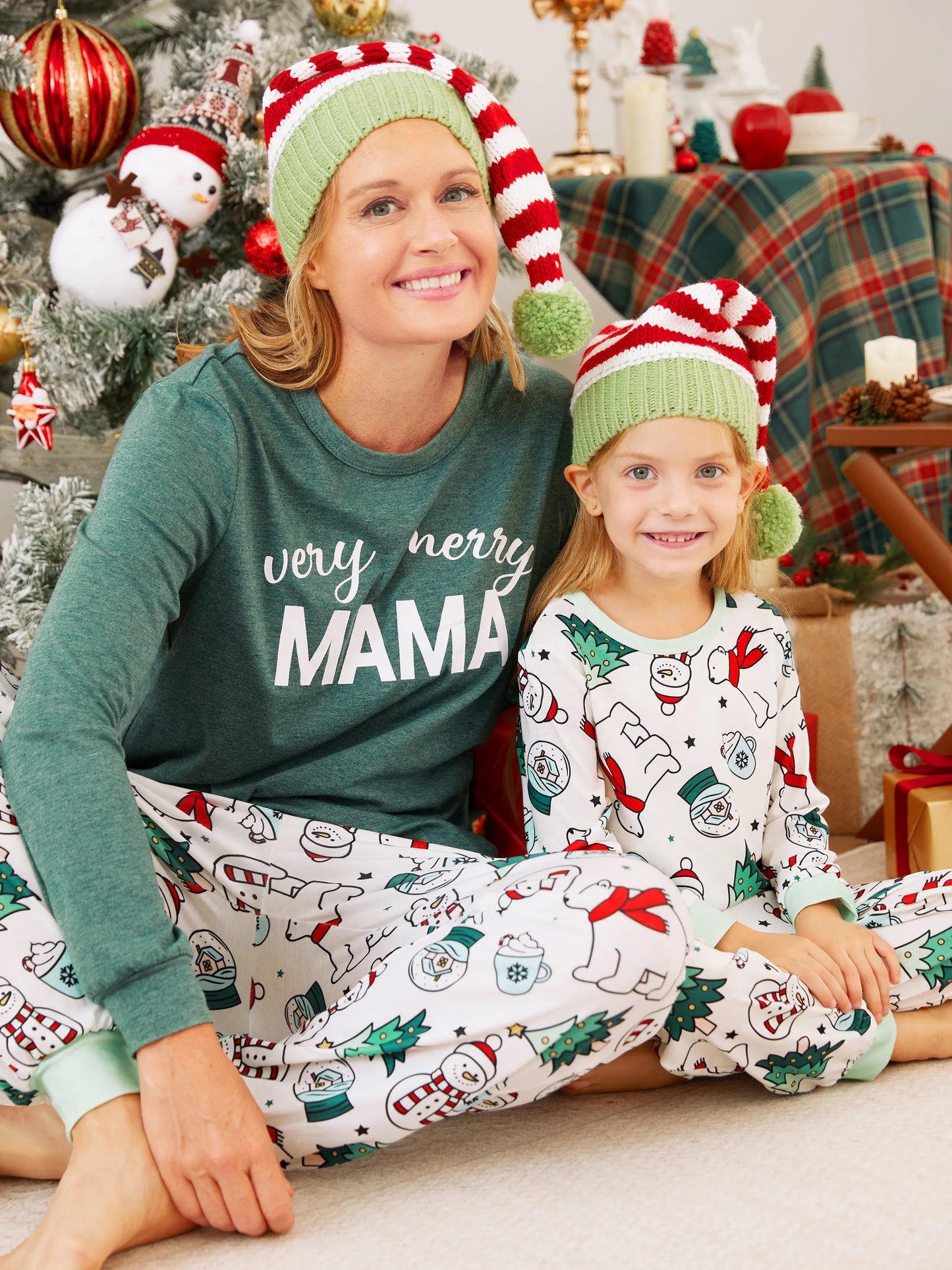 Conjunto de Pijamas de Natal em Família com Mangas Longas – T-Shirts Verdes Muito Felizes e Calças com Padrão, Inclui Meias de Natal – Verde Primavera Médio