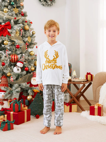 Conjuntos de Pijamas de Fleece com Capuz para a Família em Temática Natalícia, com Letras Bordadas e Meias de Natal brancas.