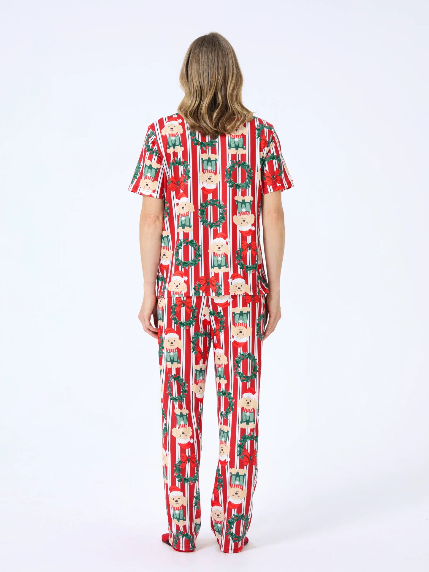 Conjunto de Pijamas Coordenados para a Família no Natal com Estampa de Cãozinho Vermelhos