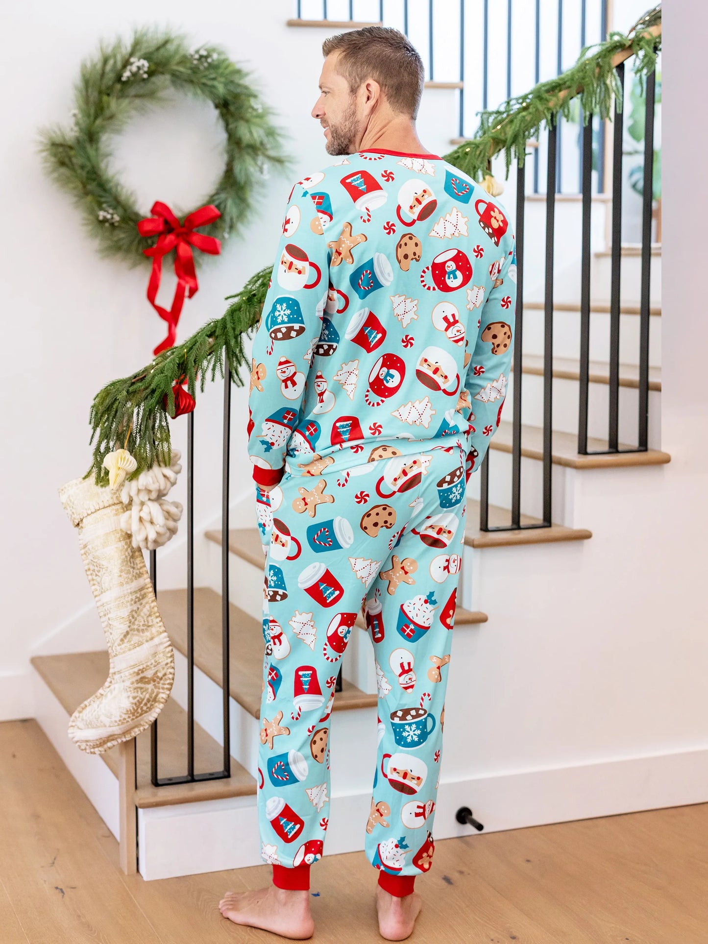 Conjunto de Pijamas em Família para o Natal com Estampa de Bolachas de Gengibre em Azul e Vermelho, acompanhado de Meias de Natal em Azul Claro.
