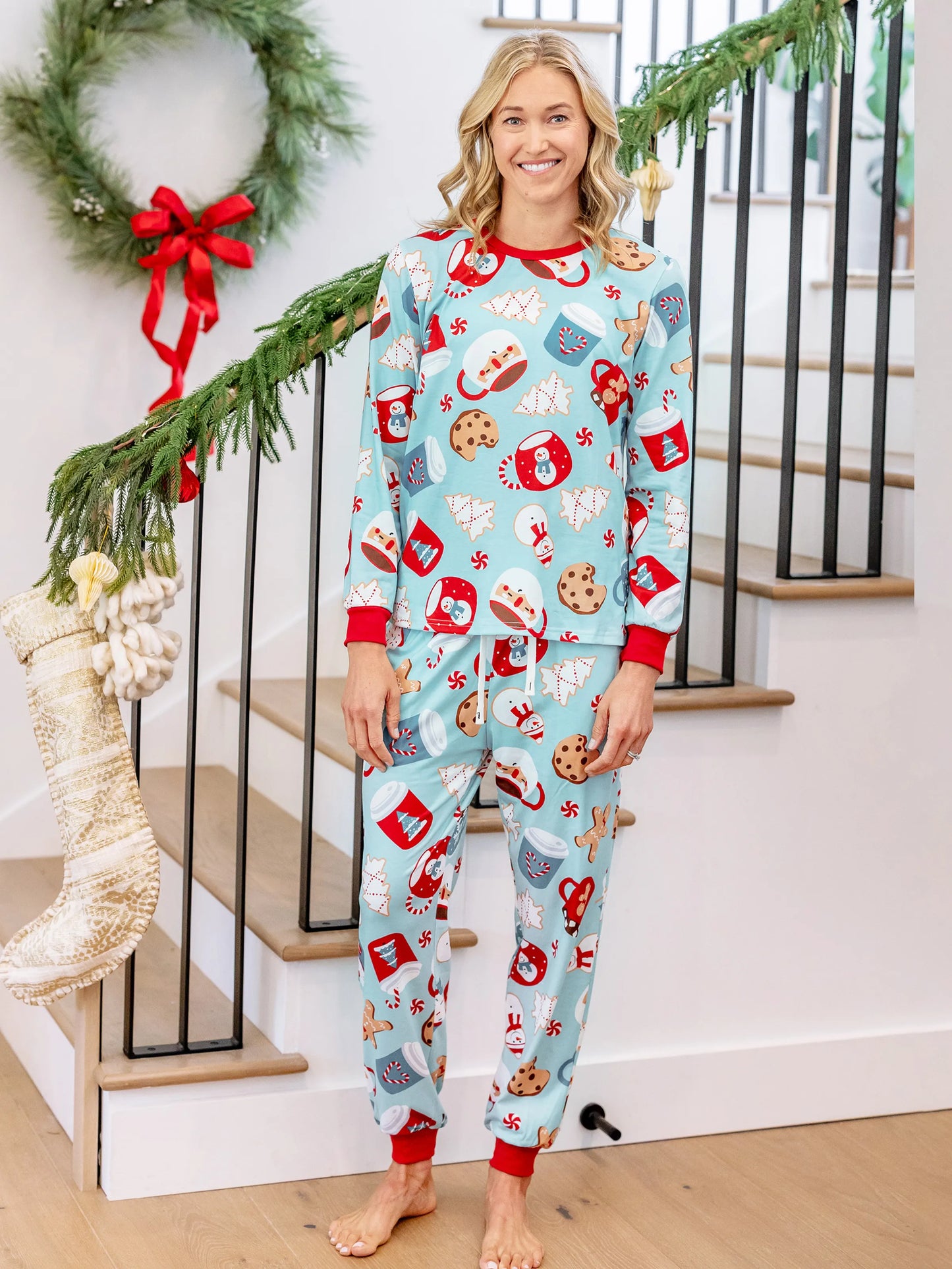 Conjunto de Pijamas em Família para o Natal com Estampa de Bolachas de Gengibre em Azul e Vermelho, acompanhado de Meias de Natal em Azul Claro.