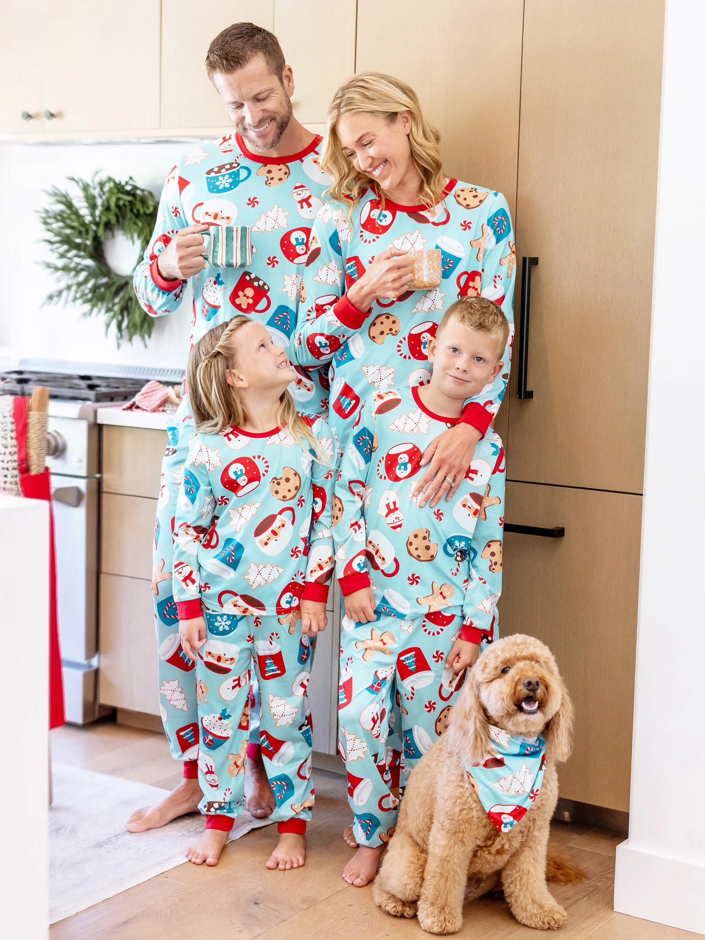 Conjunto de Pijamas em Família para o Natal com Estampa de Bolachas de Gengibre em Azul e Vermelho, acompanhado de Meias de Natal em Azul Claro.