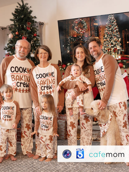 Conjunto de Pijamas de Manga Longa para a Família com Letras e Impressão de Homem de Gengibre, em Cor Caqui, Inclui Meias de Natal.