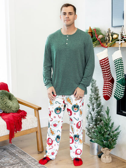 Conjunto de Pijamas em Família a Condizer para o Natal com Renas e Pai Natal e Meias de Natal Verdes