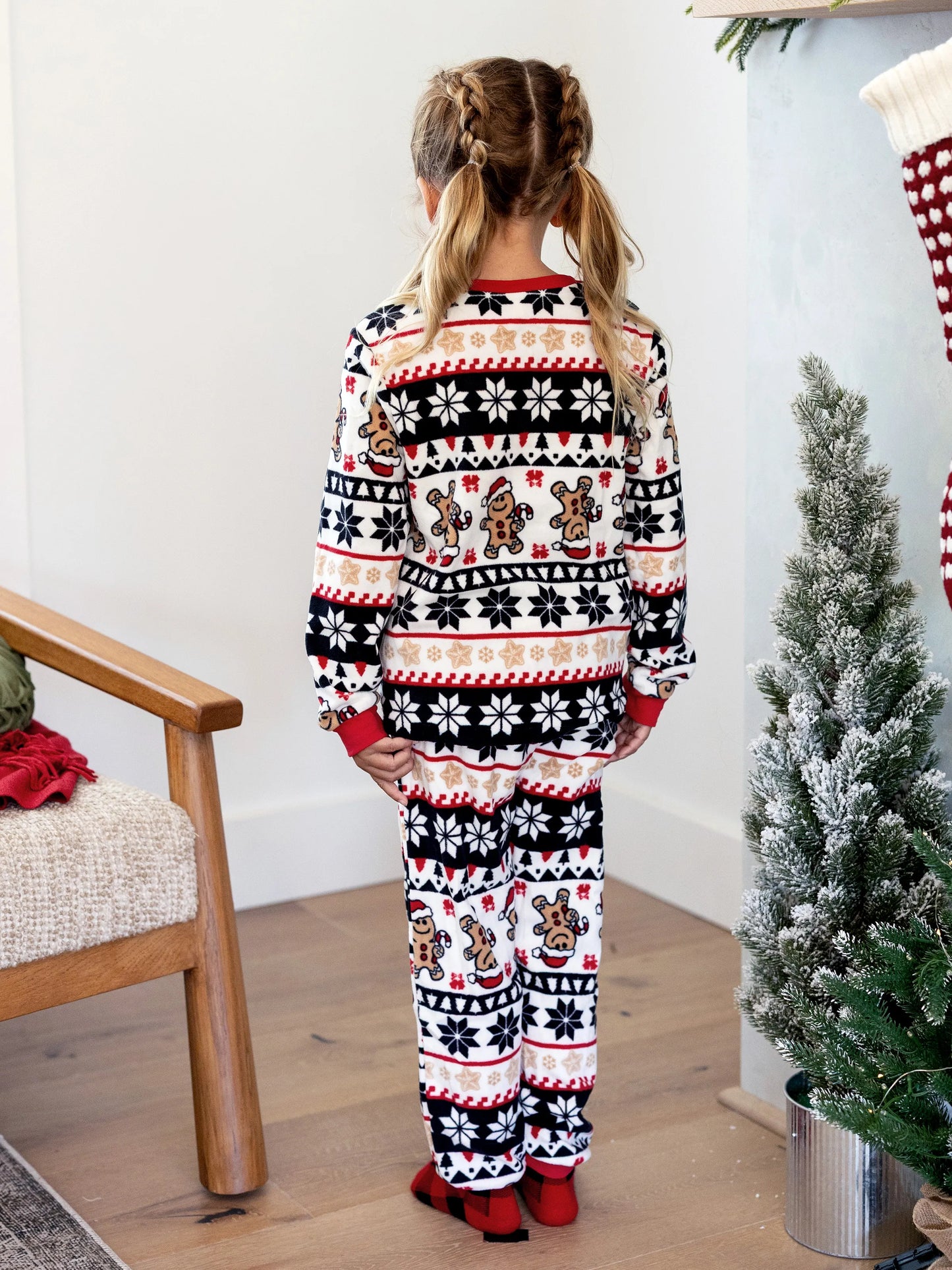 Conjunto de Pijamas de Fleece em Família para o Natal com Estampado de Gengibre e Flocos de Neve e Meias de Natal Vermelhas