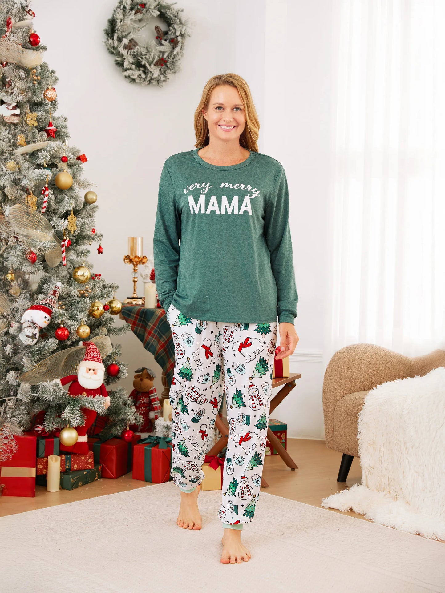 Conjunto de Pijamas de Natal em Família com Mangas Longas – T-Shirts Verdes Muito Felizes e Calças com Padrão, Inclui Meias de Natal – Verde Primavera Médio