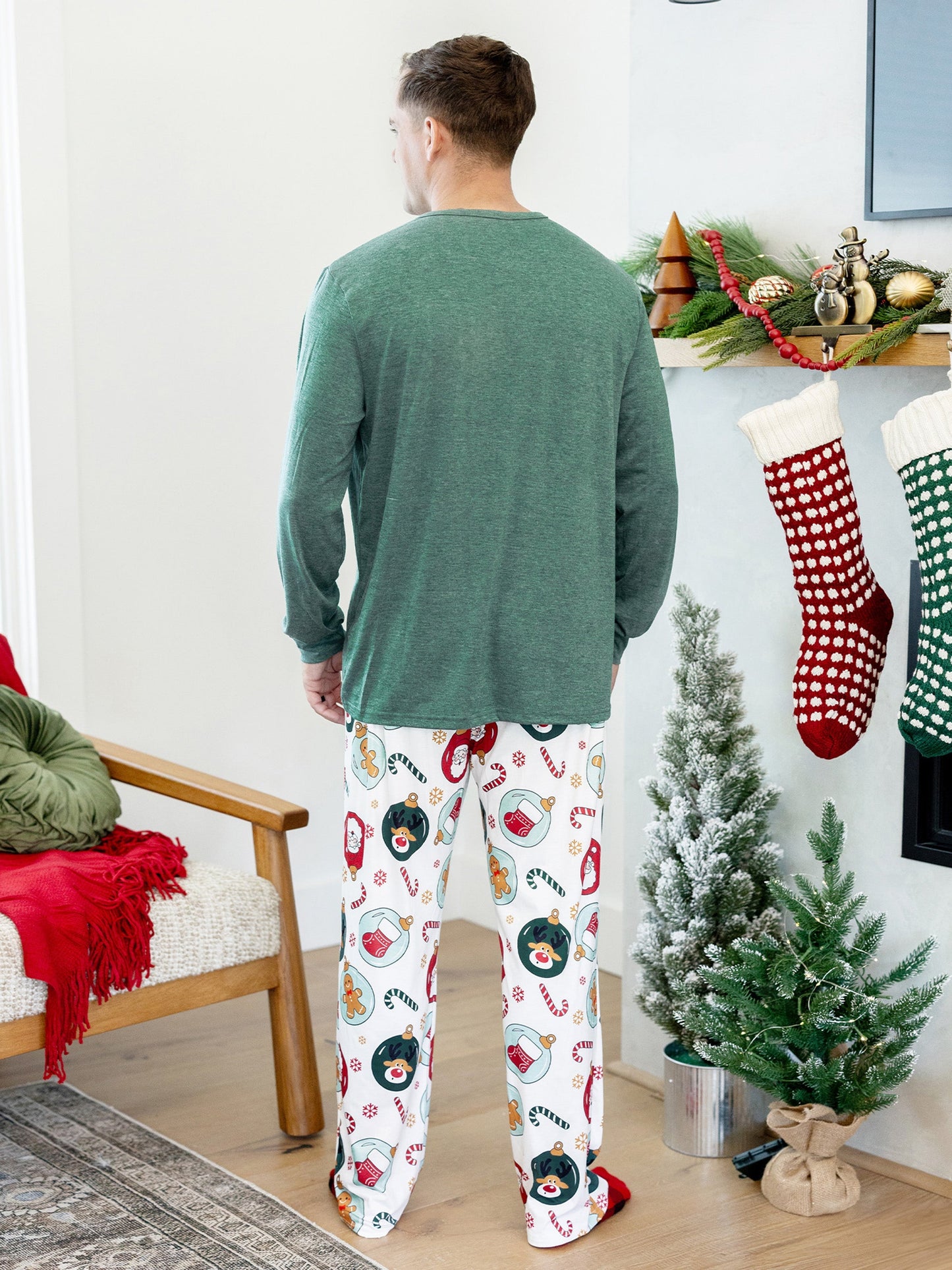 Conjunto de Pijamas em Família a Condizer para o Natal com Renas e Pai Natal e Meias de Natal Verdes