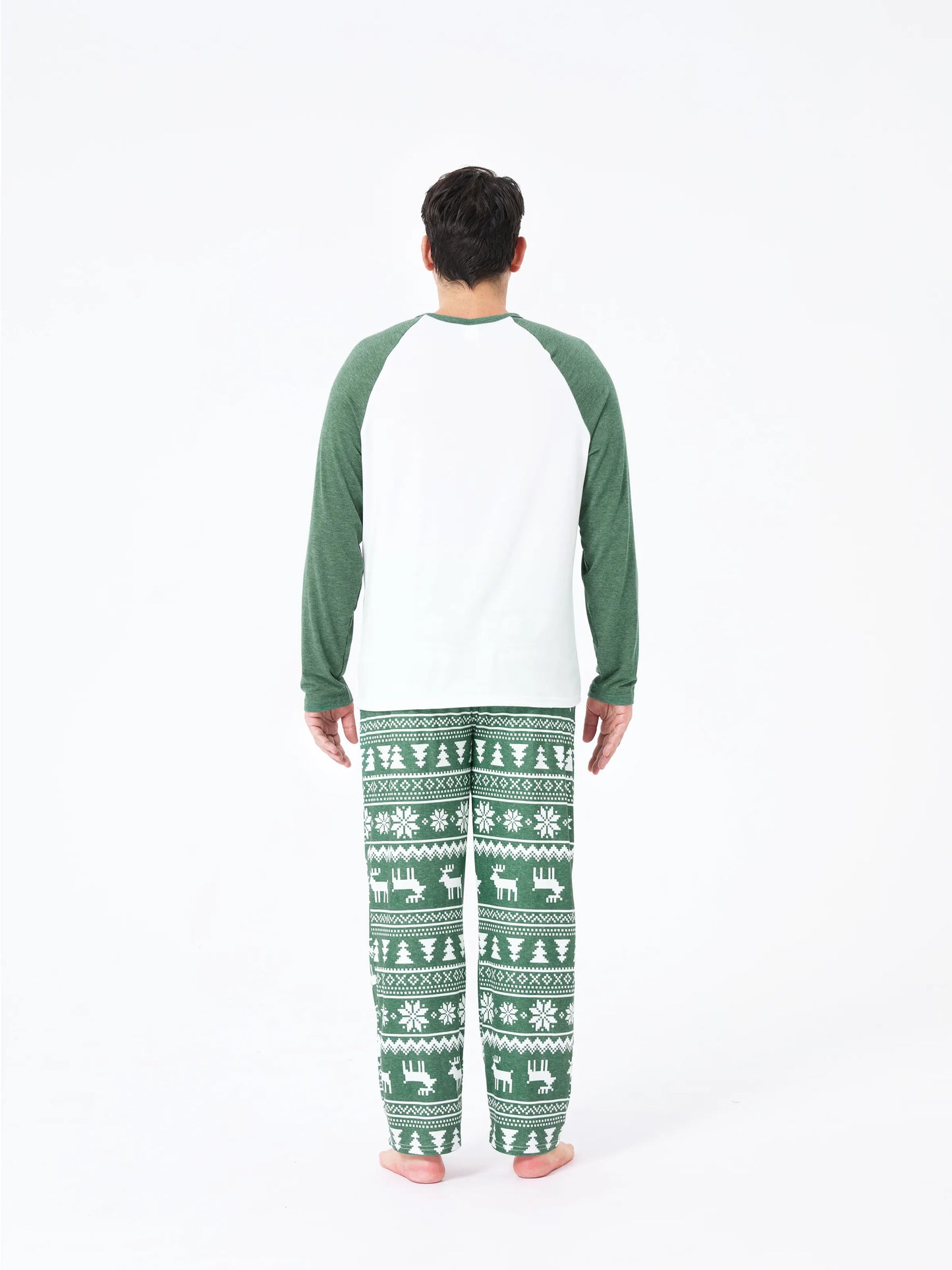 Conjunto de Pijamas de Natal para Família com Estampado de Renas e Flocos de Neve em Verde com Meias de Natal Verde Escuro