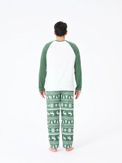 Conjunto de Pijamas de Natal para Família com Estampado de Renas e Flocos de Neve em Verde com Meias de Natal Verde Escuro