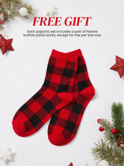 Conjunto de Pijamas em Família a Condizer para o Natal com Renas e Pai Natal e Meias de Natal Verdes