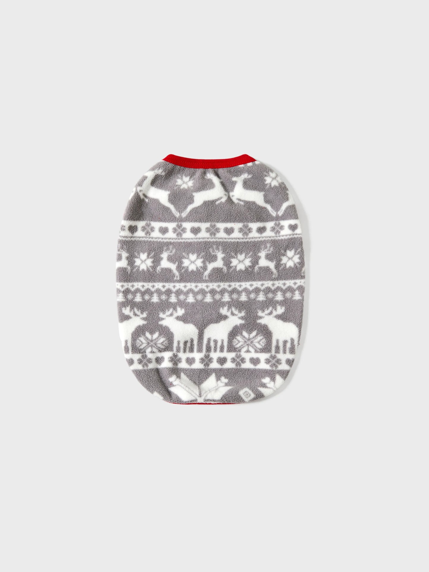 Conjuntos de Pijamas de Fleece com Capuz para a Família em Temática Natalícia, com Letras Bordadas e Meias de Natal brancas.