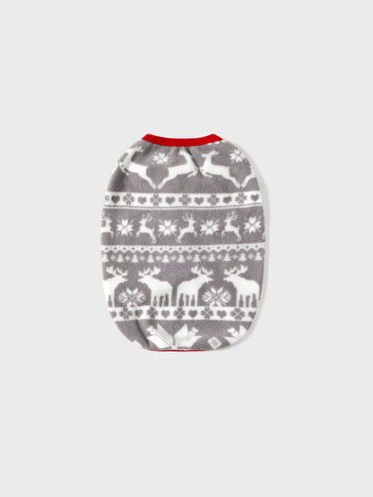 Conjuntos de Pijamas de Fleece com Capuz para a Família em Temática Natalícia, com Letras Bordadas e Meias de Natal brancas.