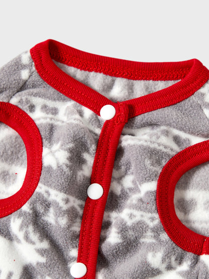 Conjuntos de Pijamas de Fleece com Capuz para a Família em Temática Natalícia, com Letras Bordadas e Meias de Natal brancas.