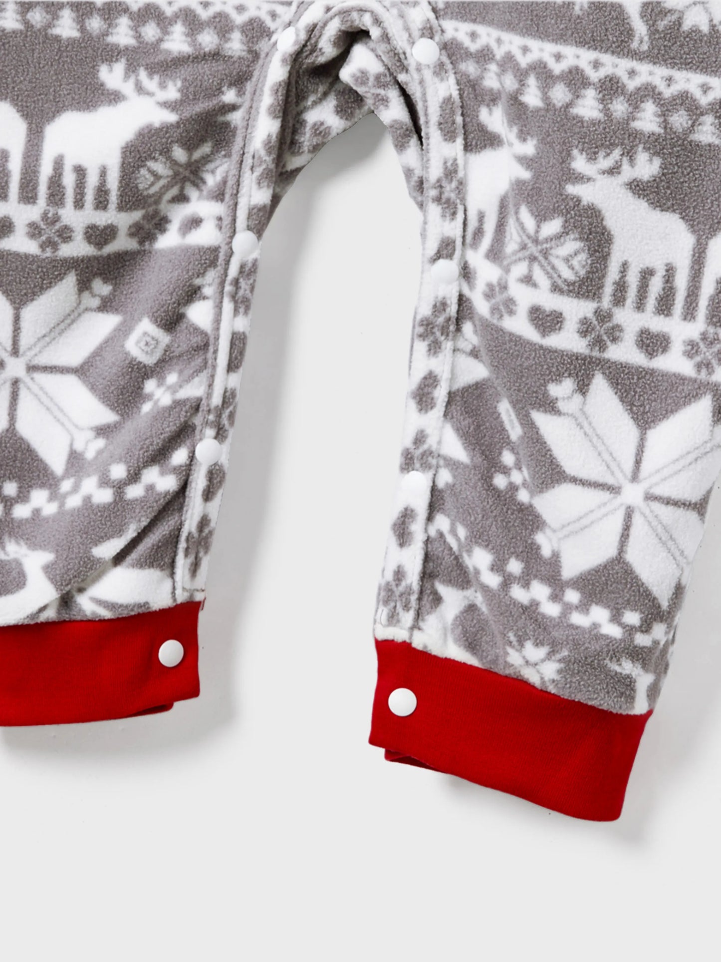 Conjuntos de Pijamas de Fleece com Capuz para a Família em Temática Natalícia, com Letras Bordadas e Meias de Natal brancas.