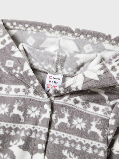 Conjuntos de Pijamas de Fleece com Capuz para a Família em Temática Natalícia, com Letras Bordadas e Meias de Natal brancas.