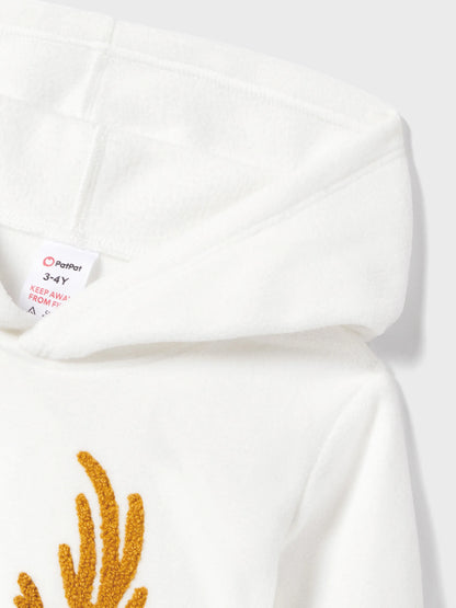 Conjuntos de Pijamas de Fleece com Capuz para a Família em Temática Natalícia, com Letras Bordadas e Meias de Natal brancas.