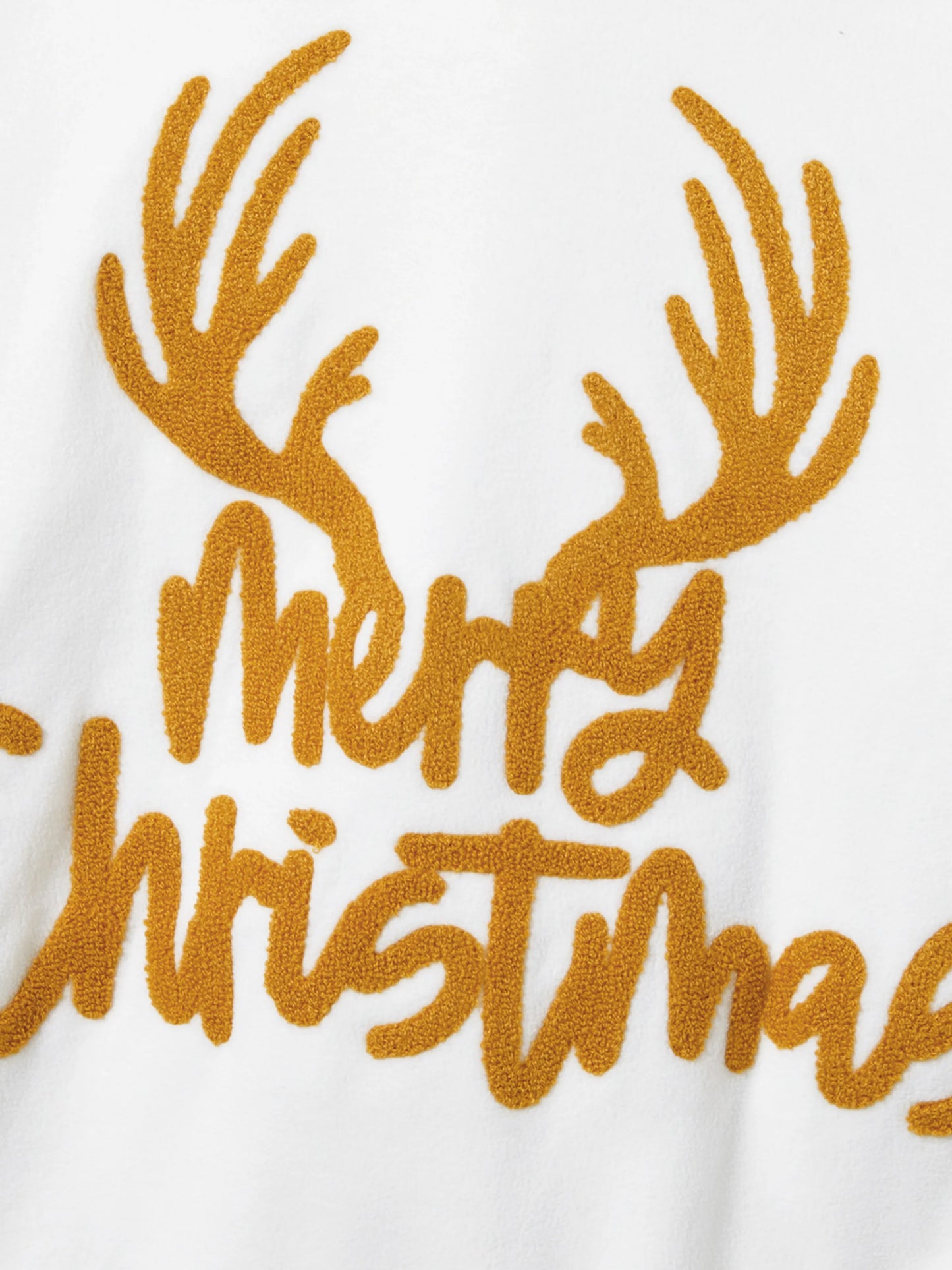 Conjuntos de Pijamas de Fleece com Capuz para a Família em Temática Natalícia, com Letras Bordadas e Meias de Natal brancas.