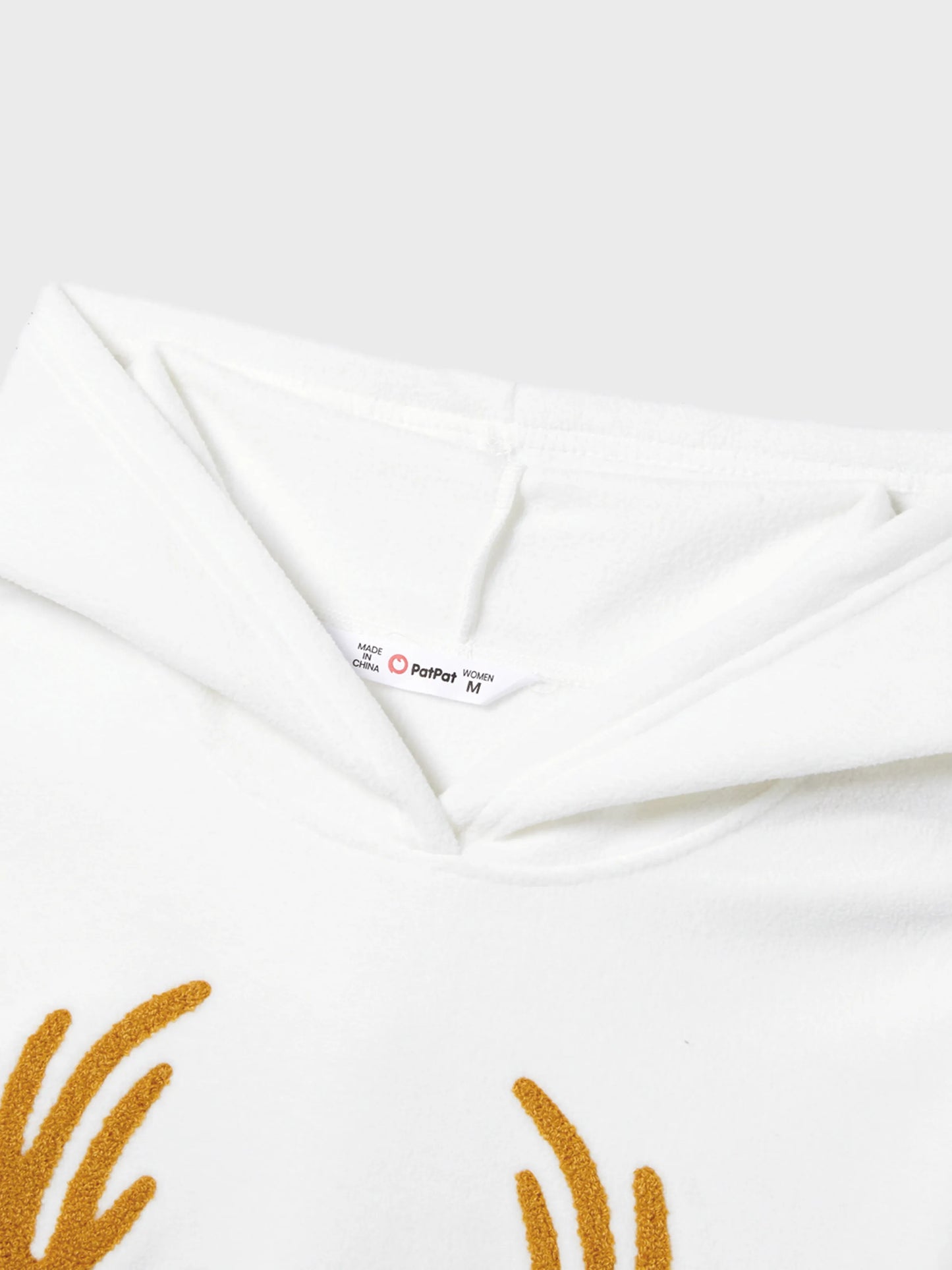 Conjuntos de Pijamas de Fleece com Capuz para a Família em Temática Natalícia, com Letras Bordadas e Meias de Natal brancas.