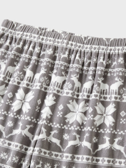 Conjuntos de Pijamas de Fleece com Capuz para a Família em Temática Natalícia, com Letras Bordadas e Meias de Natal brancas.