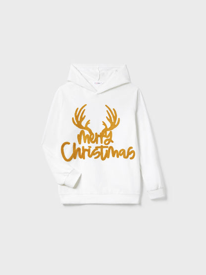 Conjuntos de Pijamas de Fleece com Capuz para a Família em Temática Natalícia, com Letras Bordadas e Meias de Natal brancas.