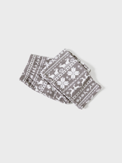 Conjuntos de Pijamas de Fleece com Capuz para a Família em Temática Natalícia, com Letras Bordadas e Meias de Natal brancas.