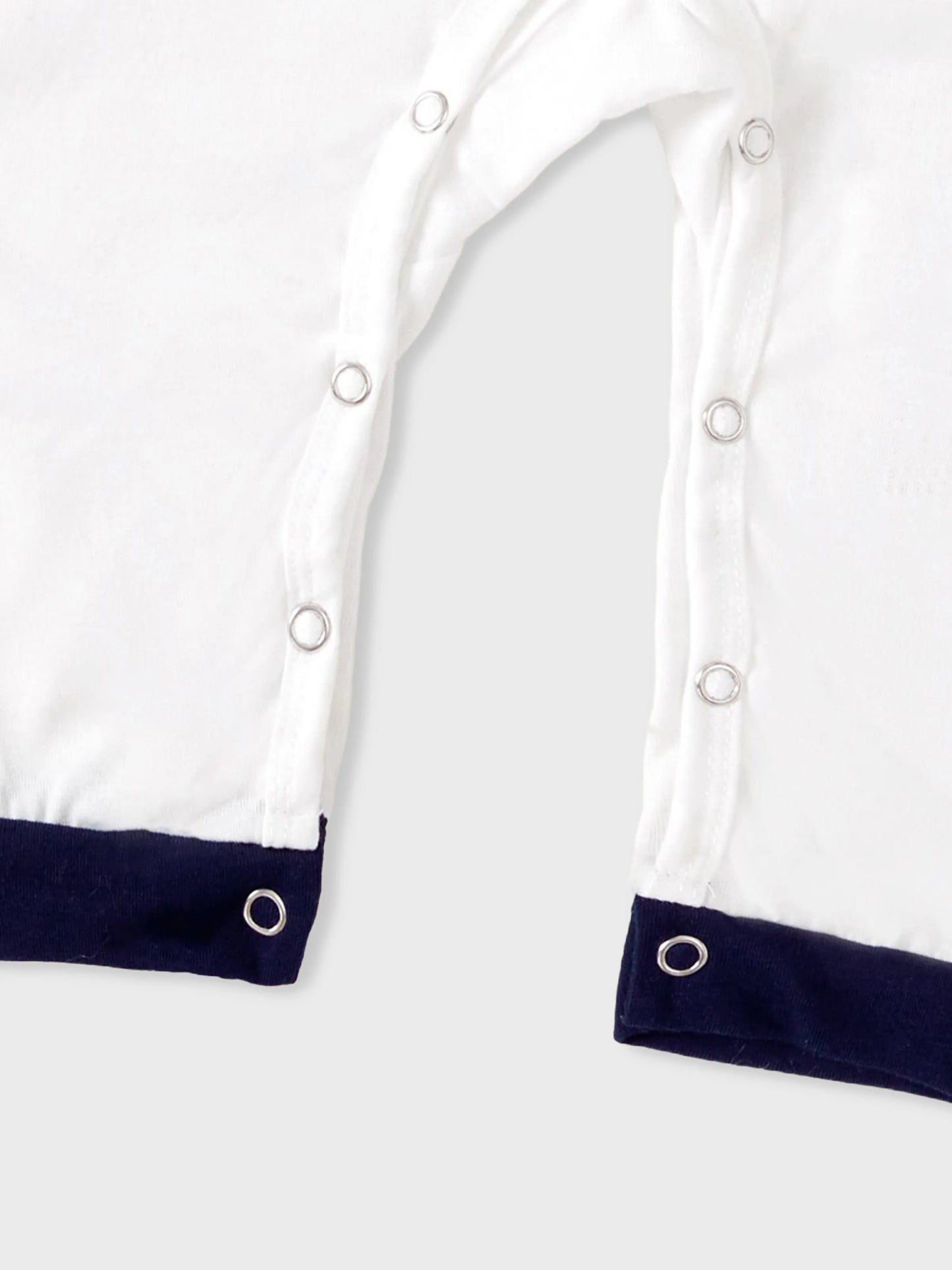 Pijamas de Natal para Família com Padrão de Renas, Conjunto de Pijamas com Manga Raglan em Grande Gráfico e Meias de Natal. Cores: Azul Escuro / Branco / Vermelho.