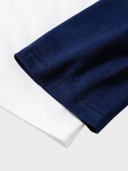 Pijamas de Natal para Família com Padrão de Renas, Conjunto de Pijamas com Manga Raglan em Grande Gráfico e Meias de Natal. Cores: Azul Escuro / Branco / Vermelho.