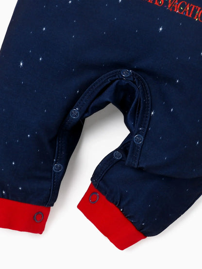 Conjuntos de Pijamas Coordinados com Estampas de Personagens para a Família nas Férias de Natal, com Meias de Natal