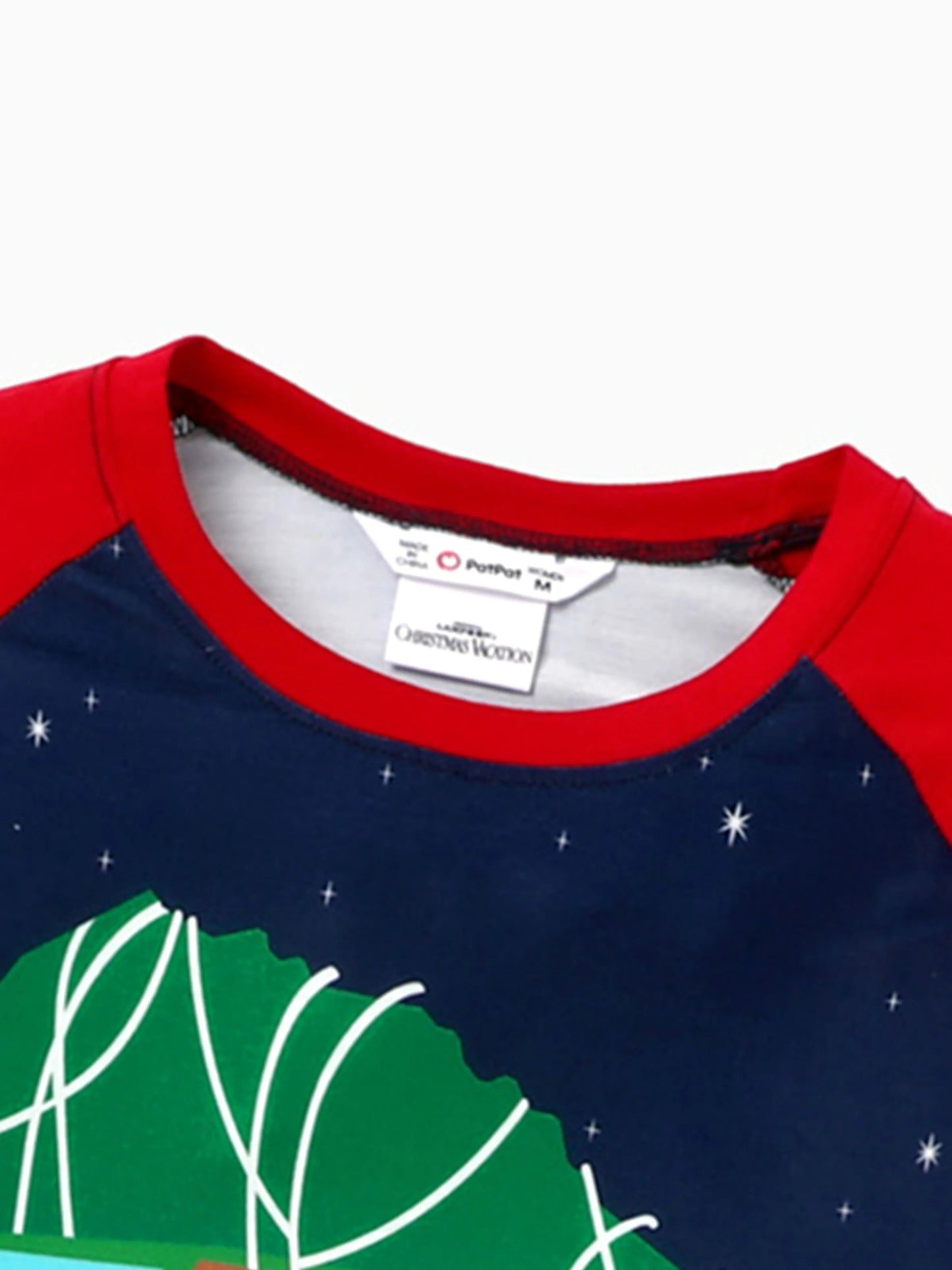 Conjuntos de Pijamas Coordinados com Estampas de Personagens para a Família nas Férias de Natal, com Meias de Natal