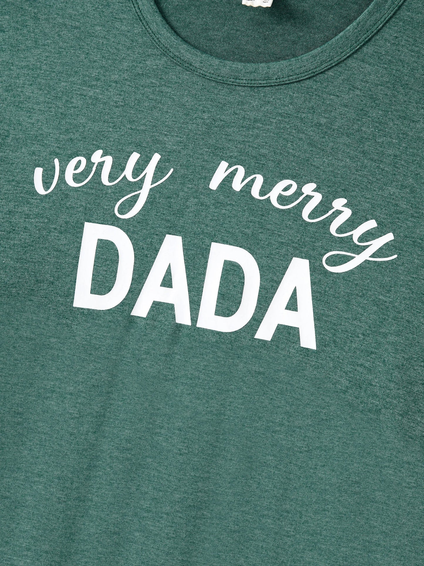 Conjunto de Pijamas de Natal em Família com Mangas Longas – T-Shirts Verdes Muito Felizes e Calças com Padrão, Inclui Meias de Natal – Verde Primavera Médio