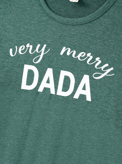 Conjunto de Pijamas de Natal em Família com Mangas Longas – T-Shirts Verdes Muito Felizes e Calças com Padrão, Inclui Meias de Natal – Verde Primavera Médio