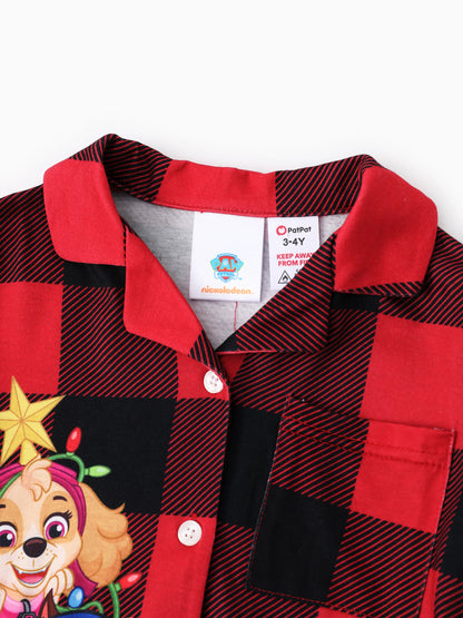 Conjuntos de Pijamas em Vichy Vermelho da PAW Patrol para a Família, com Estampas de Chase, Marshall, Skye e Rubble, acompanhados de Meias de Natal.