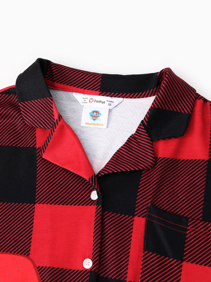 Conjuntos de Pijamas em Vichy Vermelho da PAW Patrol para a Família, com Estampas de Chase, Marshall, Skye e Rubble, acompanhados de Meias de Natal.