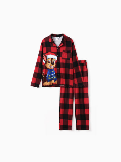 Conjuntos de Pijamas em Vichy Vermelho da PAW Patrol para a Família, com Estampas de Chase, Marshall, Skye e Rubble, acompanhados de Meias de Natal.