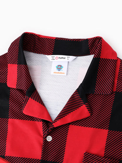 Conjuntos de Pijamas em Vichy Vermelho da PAW Patrol para a Família, com Estampas de Chase, Marshall, Skye e Rubble, acompanhados de Meias de Natal.