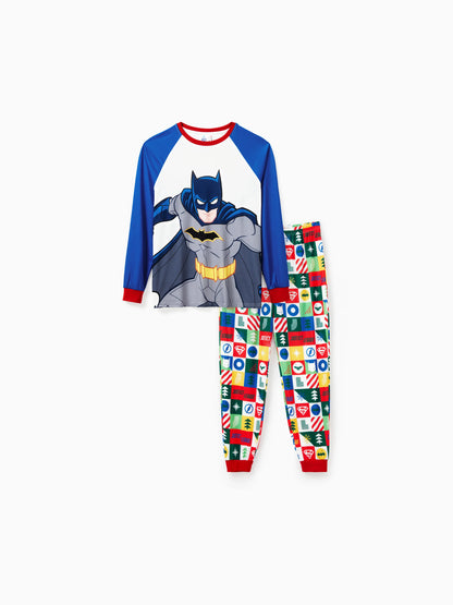 Conjuntos de Pijamas de Natal em Família, Igualzinhos, da Justice League com Batman/Superman Mulher Maravilha, acompanhados de Meias de Natal.
