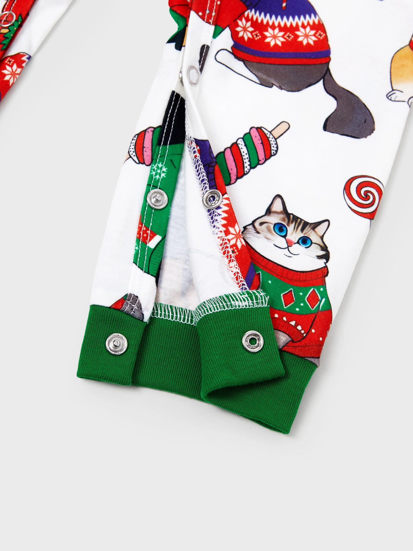 Conjunto de Pijamas de Natal para a Família com Estampa de Gato de Natal e Meias de Natal Multicoloridas