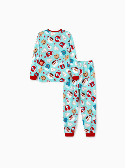 Conjunto de Pijamas em Família para o Natal com Estampa de Bolachas de Gengibre em Azul e Vermelho, acompanhado de Meias de Natal em Azul Claro.