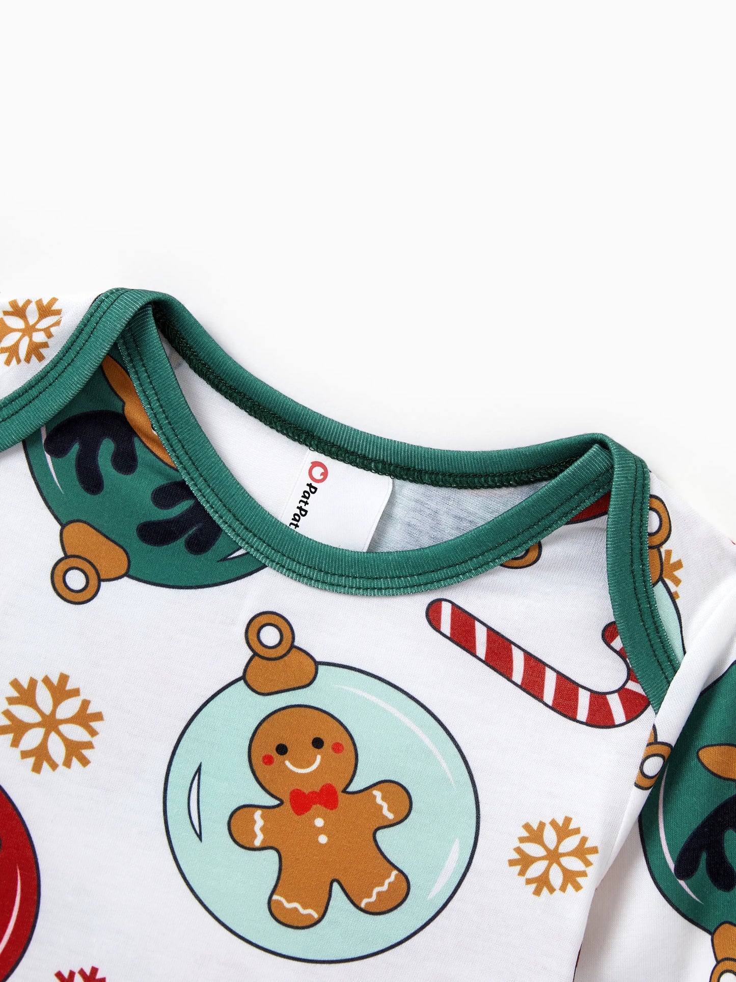 Conjunto de Pijamas em Família a Condizer para o Natal com Renas e Pai Natal e Meias de Natal Verdes