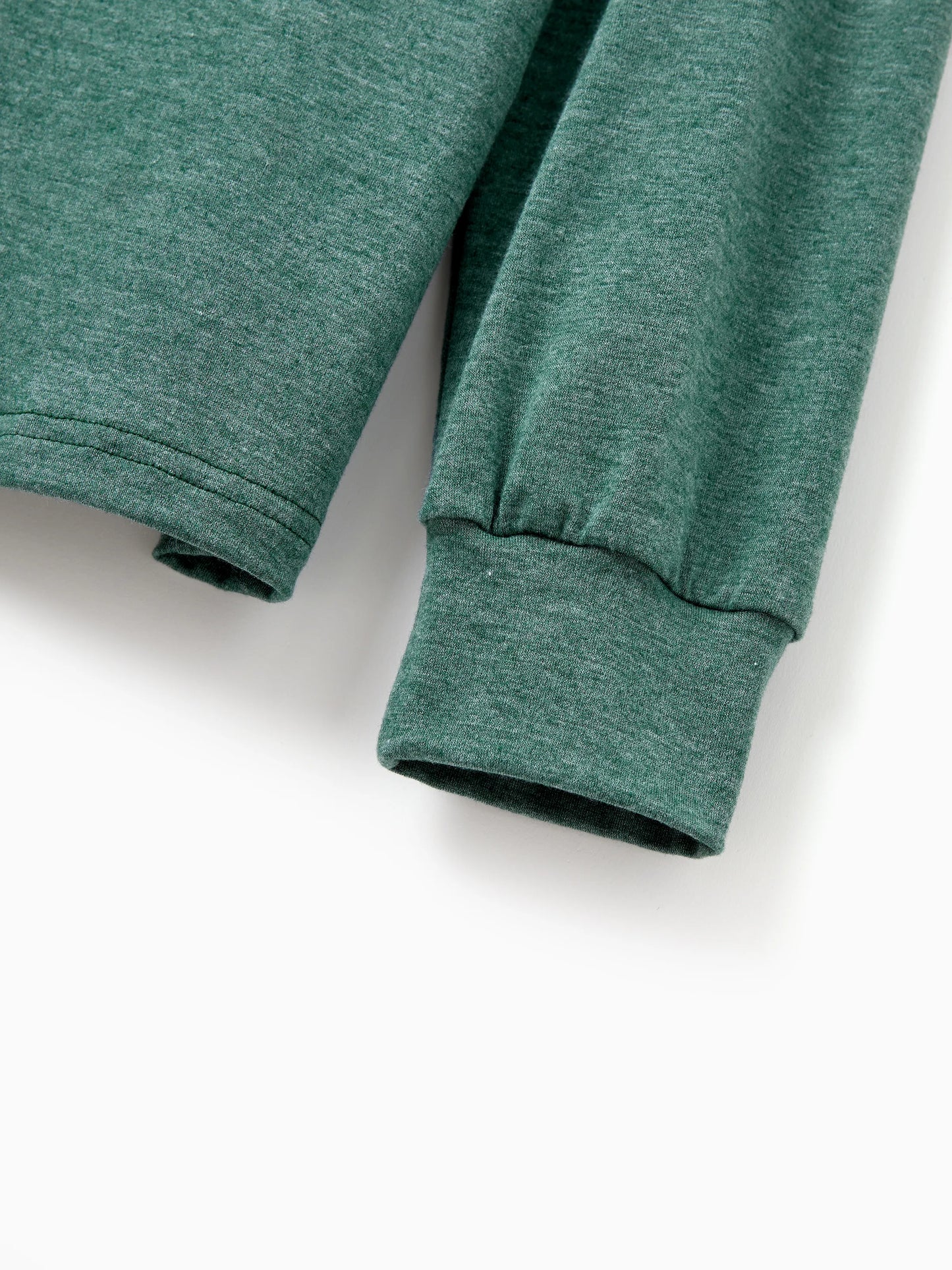 Conjunto de Pijamas em Família a Condizer para o Natal com Renas e Pai Natal e Meias de Natal Verdes