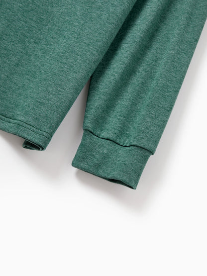 Conjunto de Pijamas em Família a Condizer para o Natal com Renas e Pai Natal e Meias de Natal Verdes