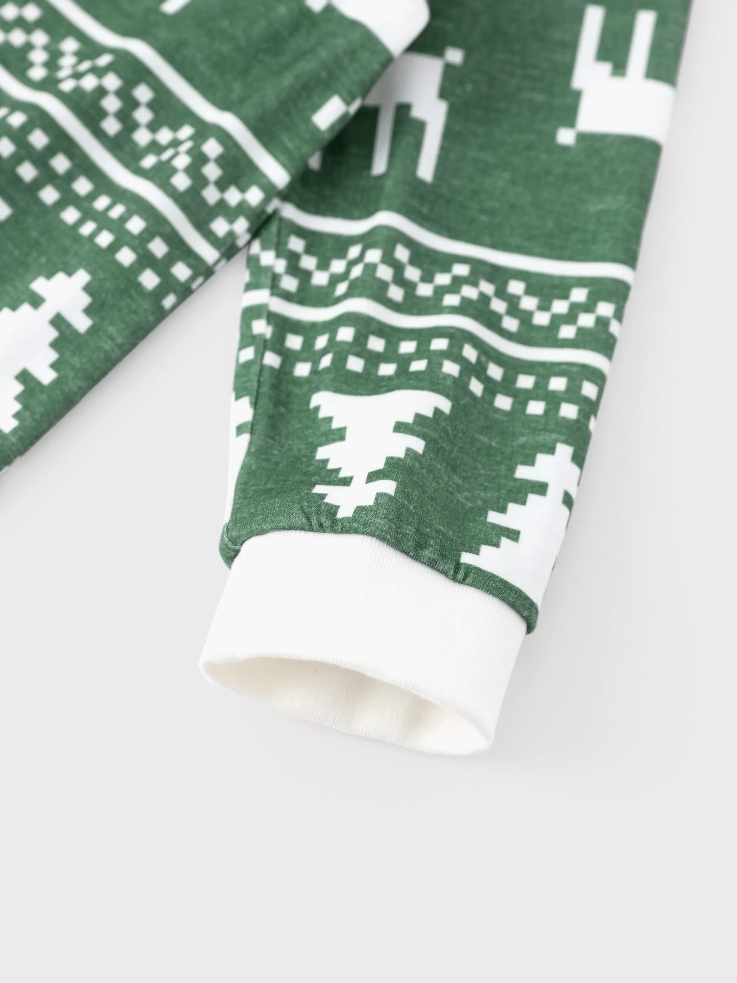 Conjunto de Pijamas de Natal para Família com Estampado de Renas e Flocos de Neve em Verde com Meias de Natal Verde Escuro