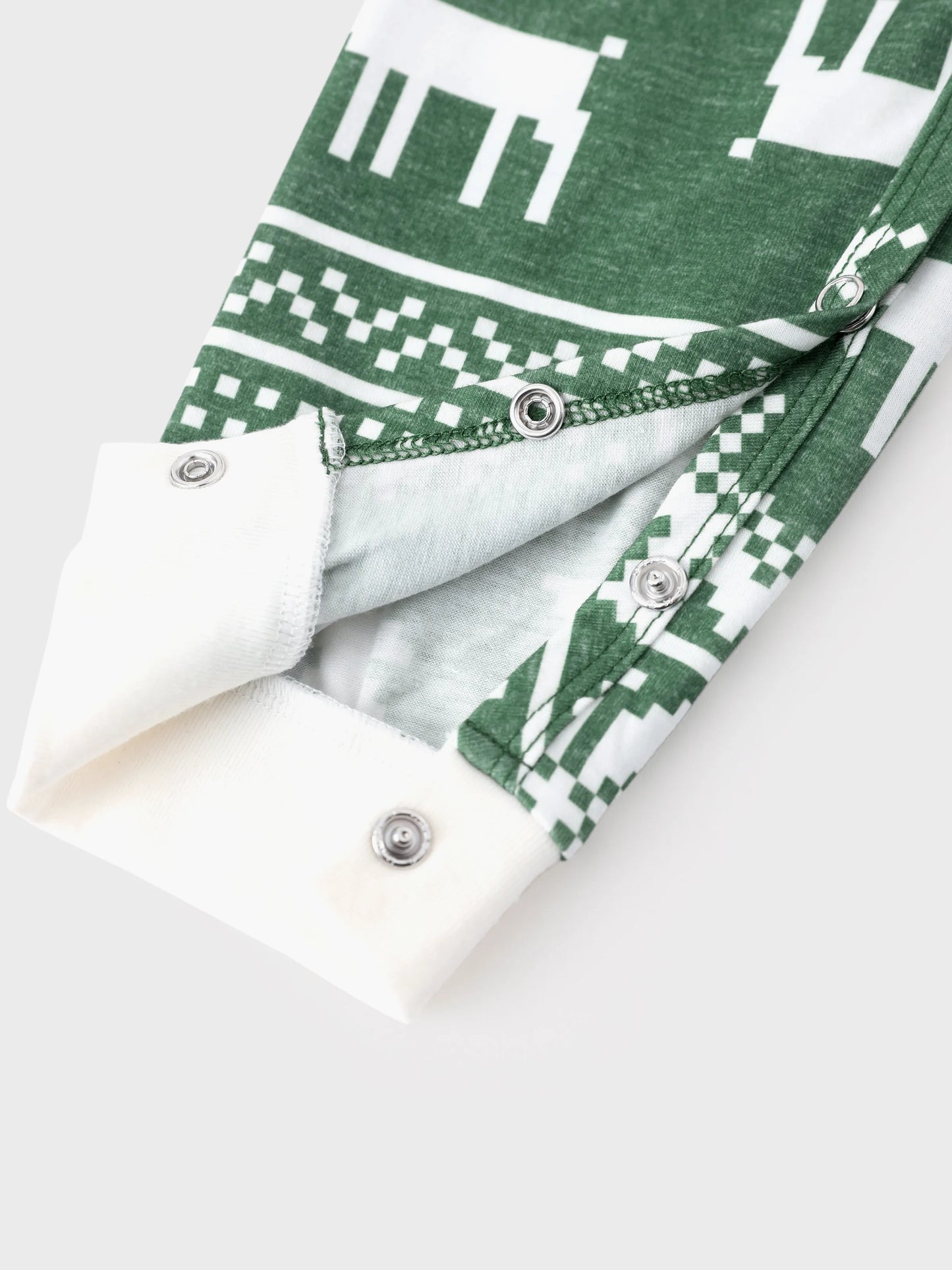 Conjunto de Pijamas de Natal para Família com Estampado de Renas e Flocos de Neve em Verde com Meias de Natal Verde Escuro