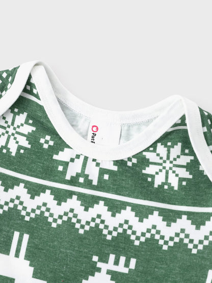 Conjunto de Pijamas de Natal para Família com Estampado de Renas e Flocos de Neve em Verde com Meias de Natal Verde Escuro