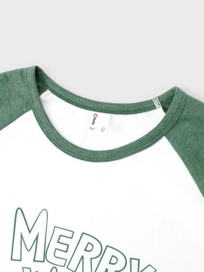 Conjunto de Pijamas de Natal para Família com Estampado de Renas e Flocos de Neve em Verde com Meias de Natal Verde Escuro