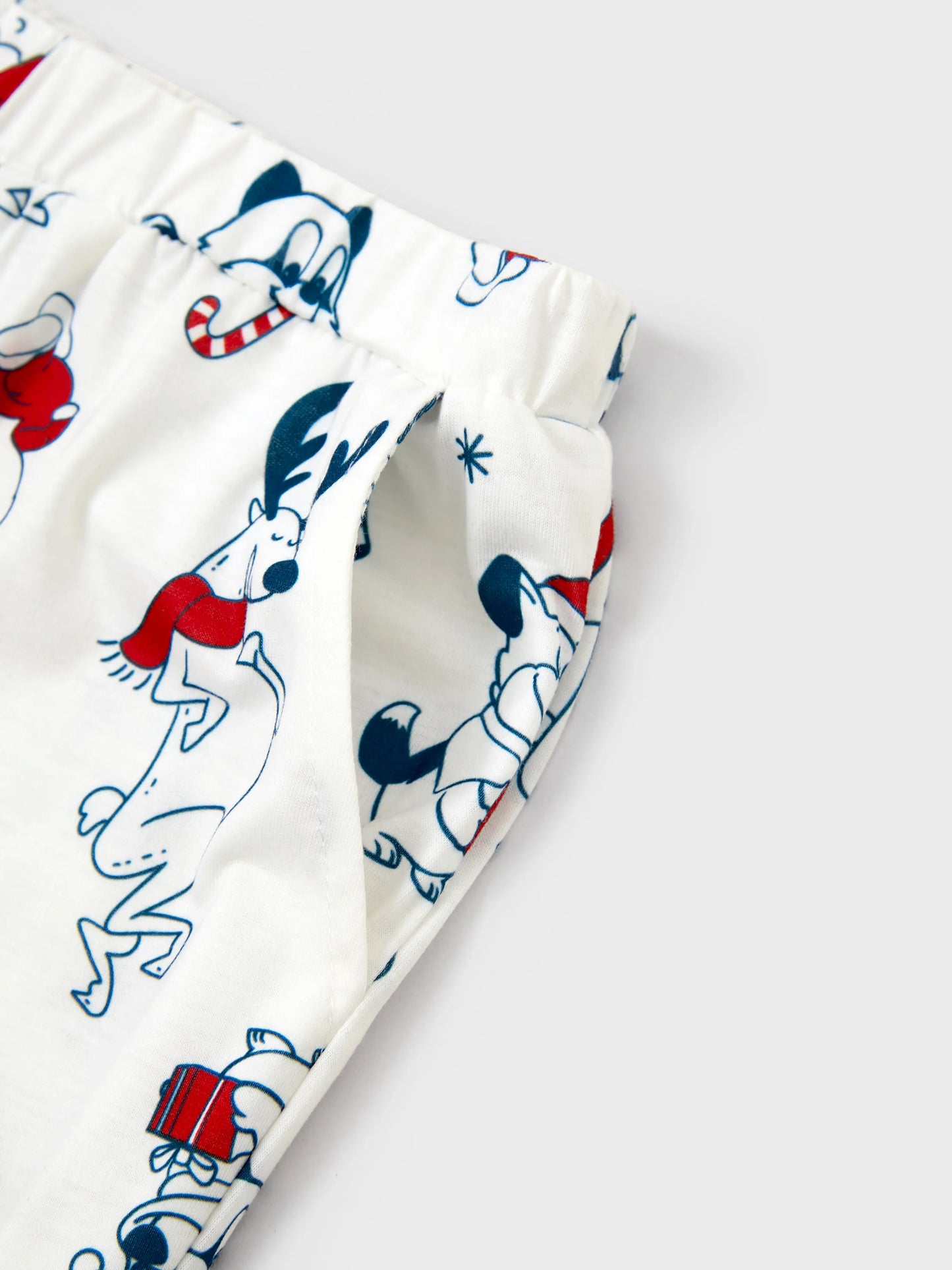 Conjunto de Pijamas Correspondentes para a Família com Estampa de Pai Natal e Cães, incluindo Meias de Natal, Brancas